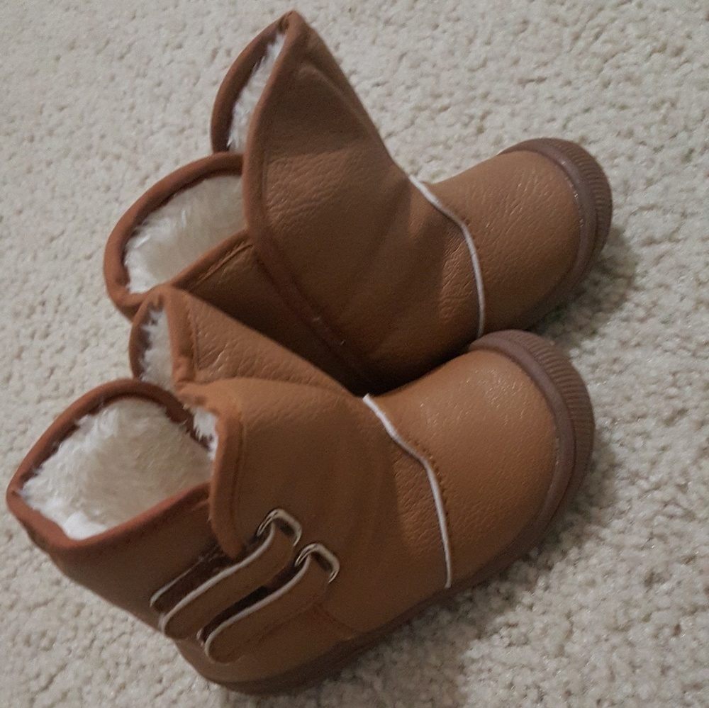 JiliGUALAnterfur Snow Shoes size 22/6 Toddler